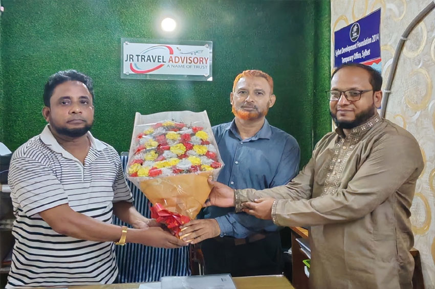সচিত্র সিলেট এর ভারপ্রাপ্ত সম্পাদক  কবি  সৈয়দ আছলাম হোসেনকে ফুলেল শুভেচ্ছা 