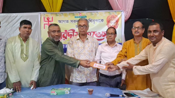 বিশ্বনাথে পূজামণ্ডপে মেয়র প্রার্থী মুমিন খানের শুভেচ্ছা উপহার