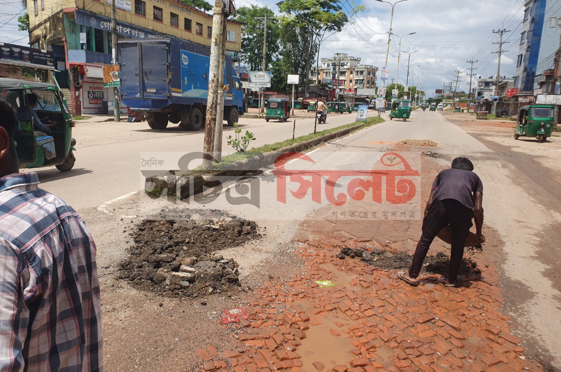 সচিত্র সিলেটে প্রতিবেদন : সংস্কার হচ্ছে গোলাপগঞ্জ চৌমুহনীর সড়ক