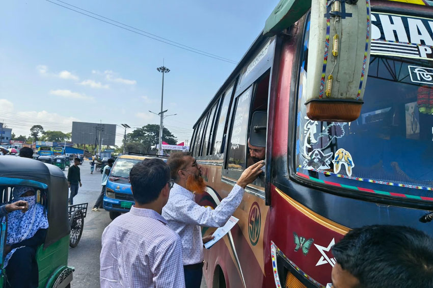 নিরাপদ সড়ক দিবসে সিলেটে লিফলেট বিতরণ