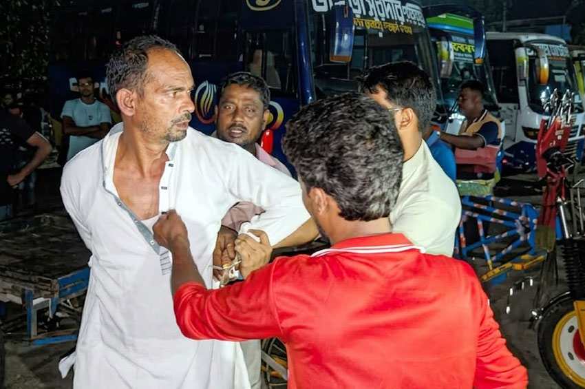 প্রতারণার অভিযোগে বিএনপি নেতাকে পিটুনি দিয়ে পুলিশে সোপর্দ