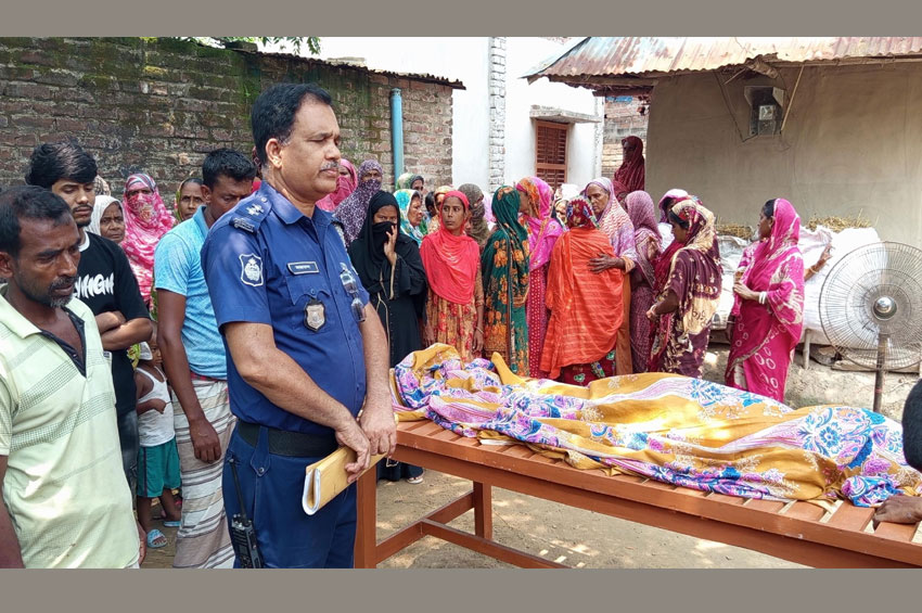 আম পাড়া নিয়ে বিরোধে বৃদ্ধকে পিটিয়ে হ ত্যা, আ ট ক ২