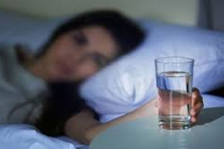 রাতে ঘুমানোর আগে পানি পানে আছে স্বাস্থ্যঝুঁকি