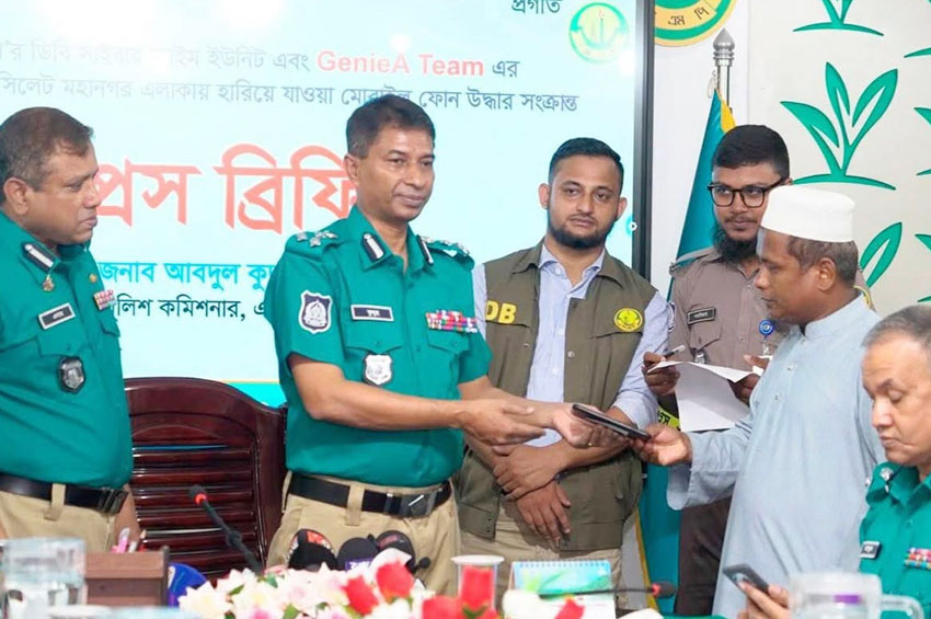সিলেটে পুলিশ ফিরিয়ে দিলো উদ্ধারকৃত আরও মোবাইল ফোন