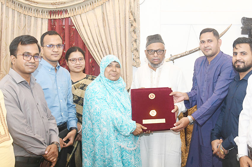 মন্ত্রী আরিফুল হকের সঙ্গে তথ্য অফিসার হাছিনার সৌজন্য সাক্ষাৎ